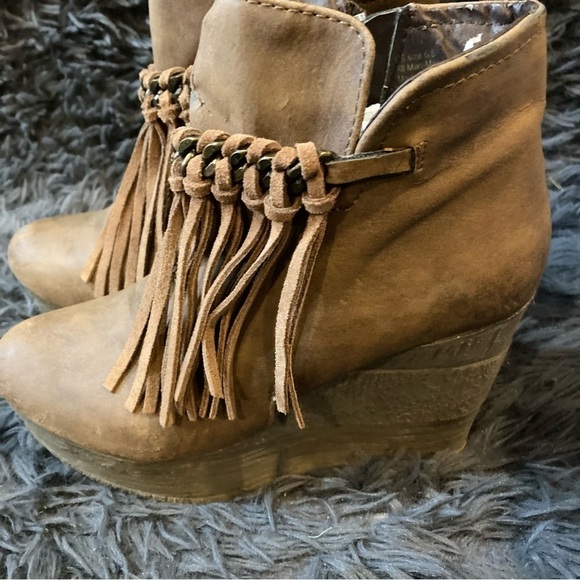 Ladies Tan Fringe Wedge Bootie - Picture 10 of 10